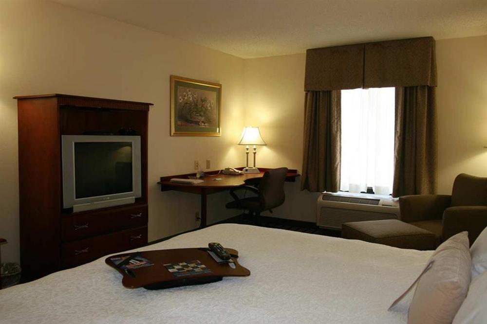 Hampton Inn & Suites Dayton-Vandalia Murlin Heights Стая снимка